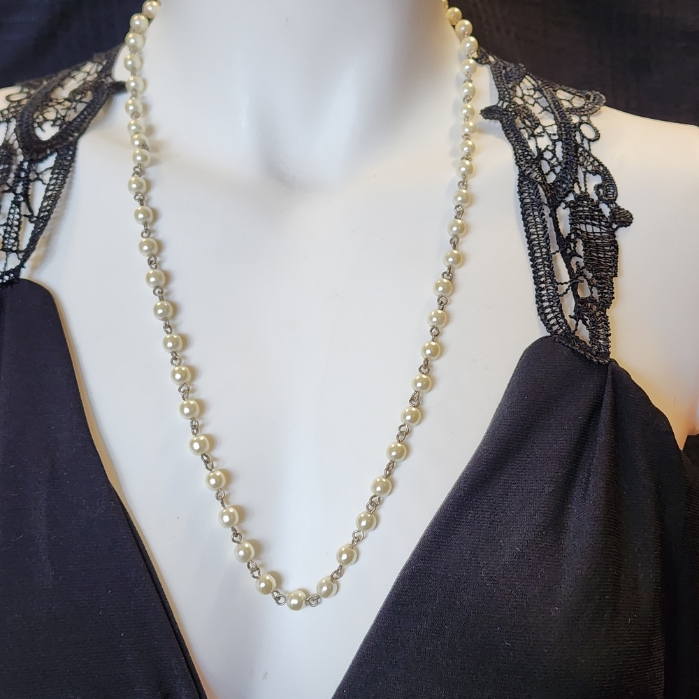 Elegant Faux Pearl Necklace